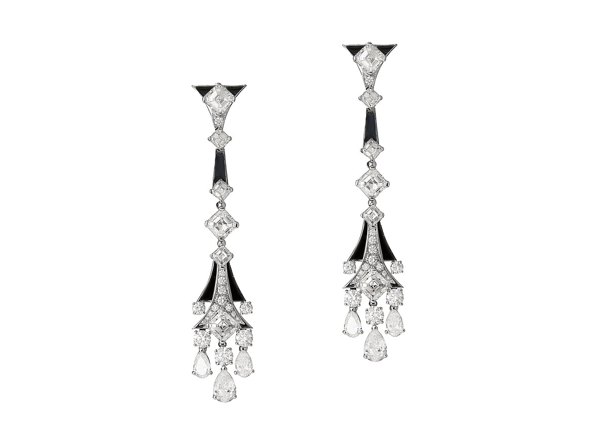 瑞絲薇斯朋Reese Witherspoon配戴BVLGARI 頂級縞瑪瑙與鑽石垂墜耳環&mdash;&mdash;白K金耳環，鑲嵌6顆正方祖母綠切割鑽石（總重約6.47克拉）、6顆梨形切割鑽石（總重約2.65克拉）、6顆正方祖母綠切割鑽石（總重約1.44克拉）、10顆圓形明亮切割鑽石與密鑲鑽石（總重約1.1克拉）