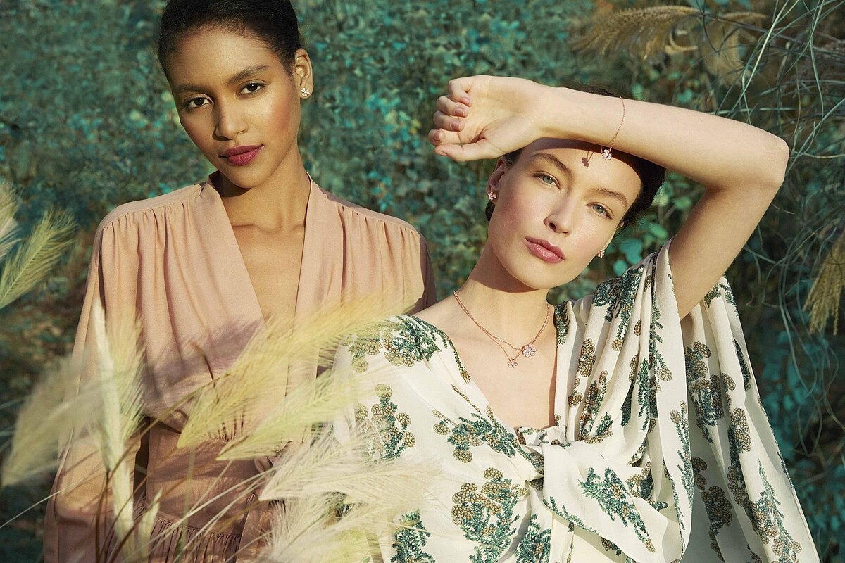 梵克雅寶Van Cleef & Arpels新一季Frivole系列生動地勾勒出春風拂來花卉輕巧舞動的意象。