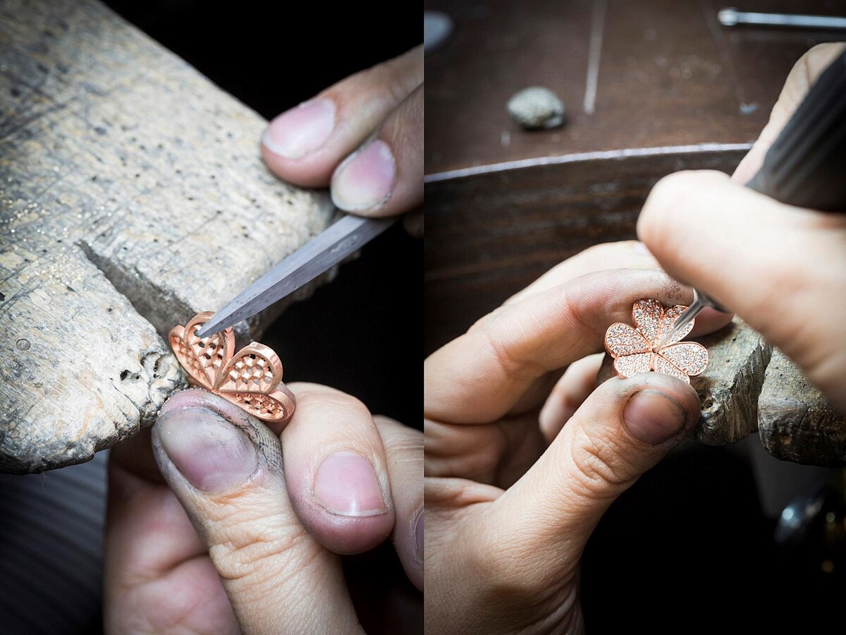 工匠以手工為金質花瓣加工，寶石鑲嵌師正在執行鑲嵌花蕊的前期工序，經由一絲不茍的打磨拋光，才得以烘托鋪鑲鑽石的炫彩。