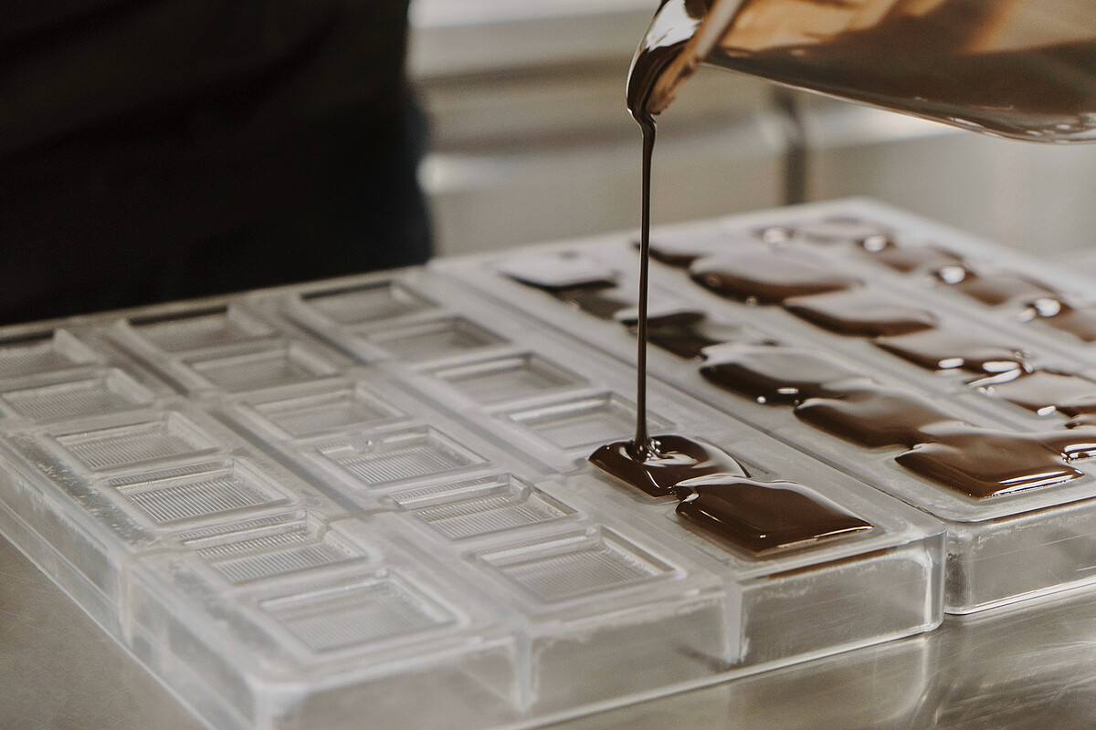 巧克力職人正在讓巧克力液體入模。