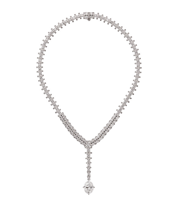 凡妮莎寇比Vanessa Kirby配戴卡地亞頂級珠寶系列鑽石項鍊&mdash;&mdash;鉑金，一顆7.04克拉橢圓形鑽石，以明亮式切割鑽石呈現。