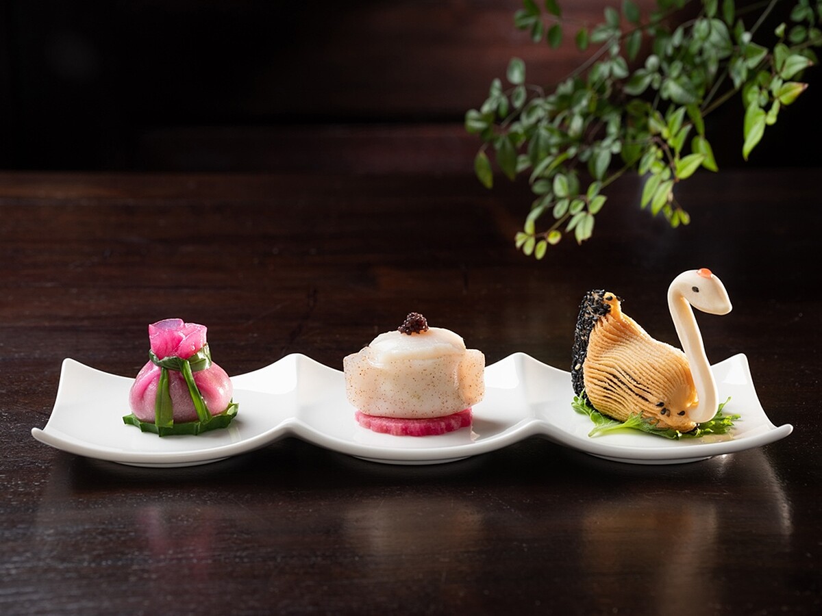 點心拼盤：火鴨石榴球、鳳眼帶子餃、天鵝叉燒酥