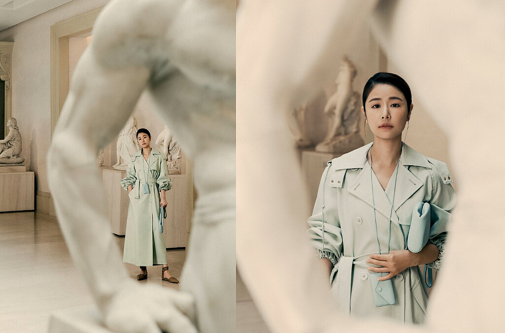 oversize綠松石色長版風衣可拆式連帽,加上翻領、寬鬆的和服袖的機能性設計,搭配淡雅藍綠色,展現出春日和煦陽光所映照的耀目迷人色調。