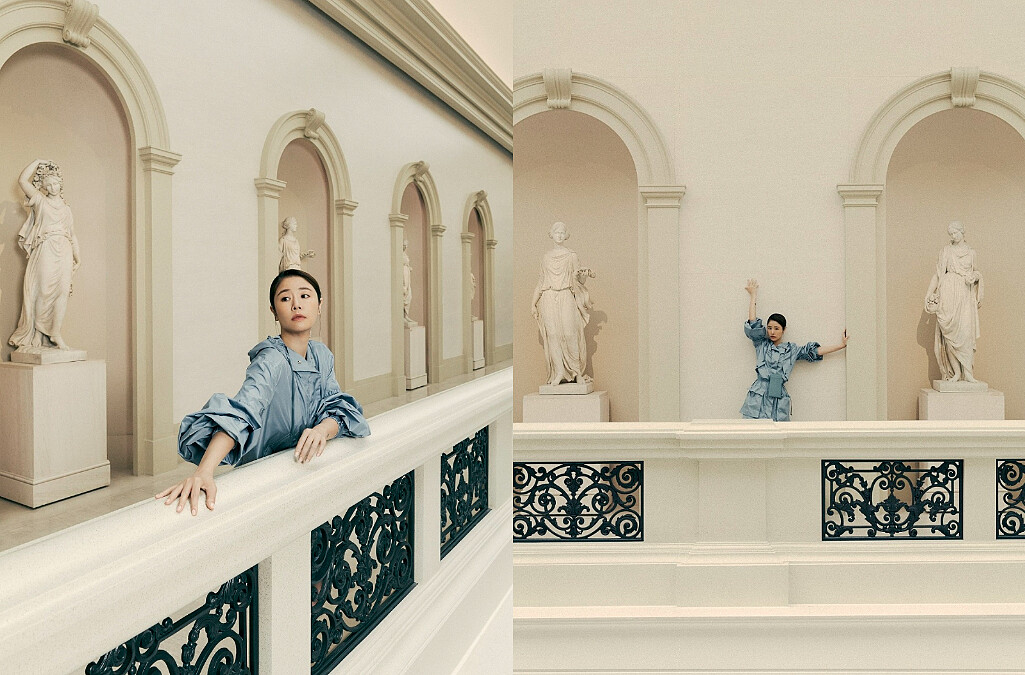 水藍色真絲塔夫綢連帽派克大衣,袖口鬆緊襟翼設計是別緻亮點,加上腰部、連帽處與下襬處則採束帶設計,飾以織物繫帶,讓中性風格單品依舊能表現出女性的動人曲線。