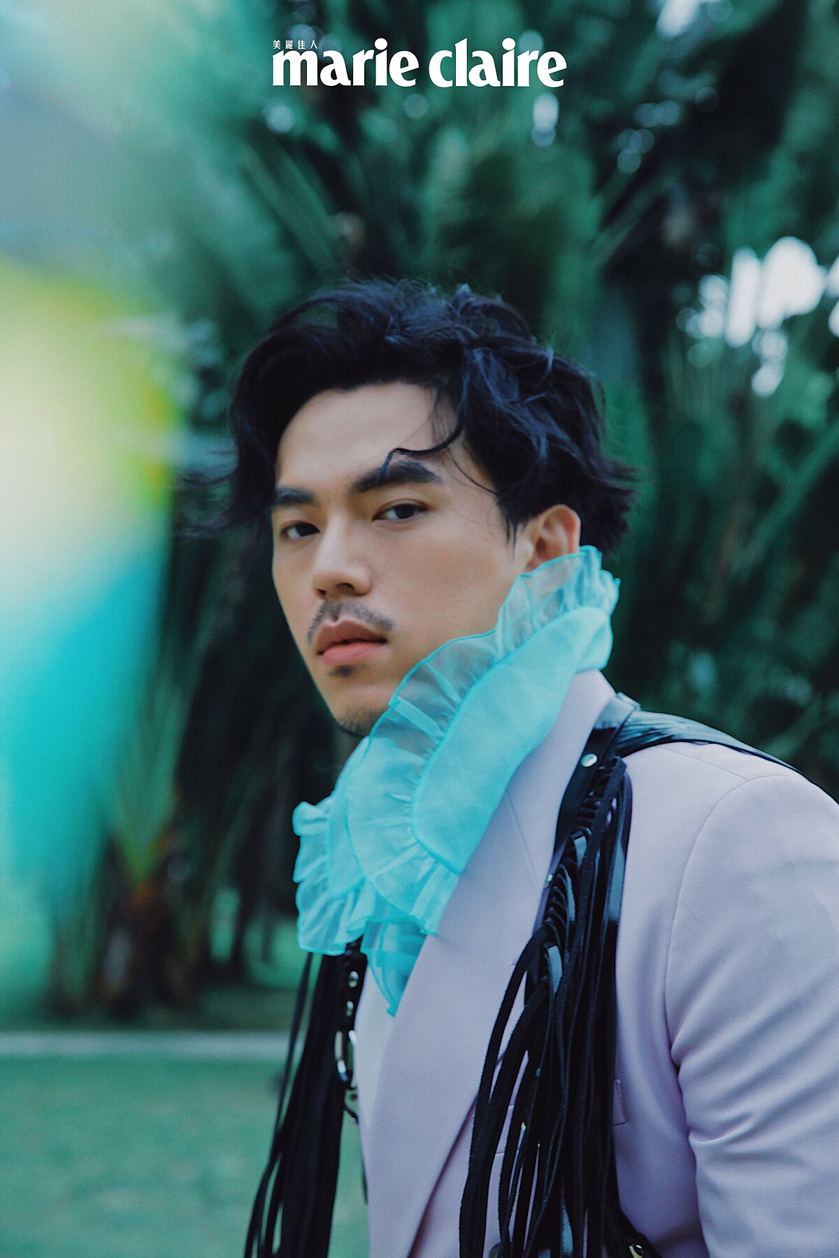 紫色雙排釦西裝外套、粉色長褲，both by BOSS；黑色流蘇胸甲，Vivienne Westwood；藍綠色荷葉邊襯衫，SABRINA HSIEH。