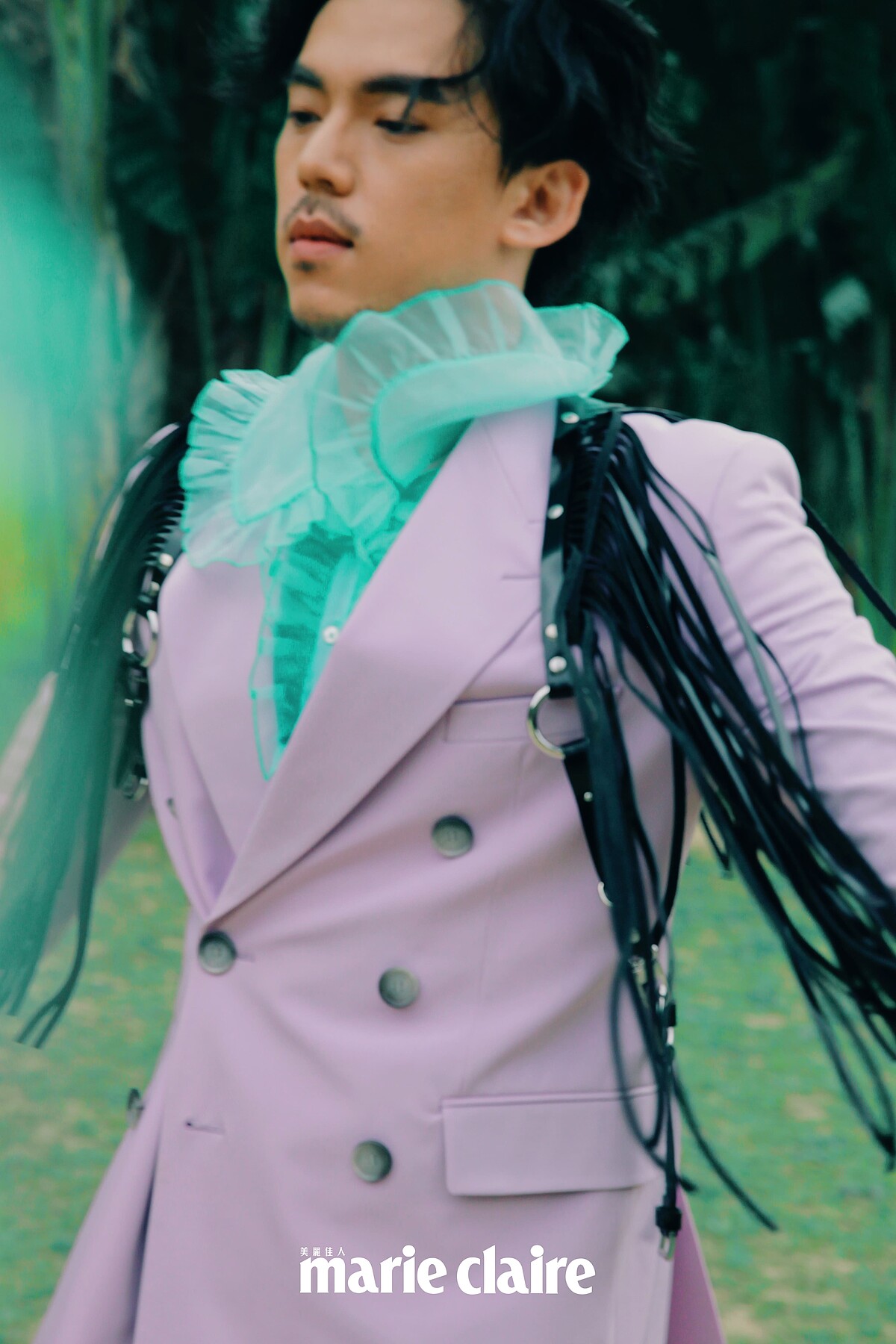 紫色雙排釦西裝外套、粉色長褲，both by BOSS；黑色流蘇胸甲，Vivienne Westwood；藍綠色荷葉邊襯衫，SABRINA HSIEH。