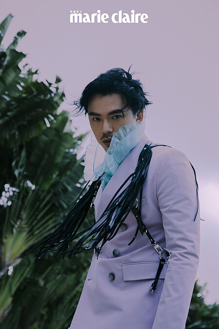 紫色雙排釦西裝外套、粉色長褲，both by BOSS；黑色流蘇胸甲，Vivienne Westwood；藍綠色荷葉邊襯衫，SABRINA HSIEH。