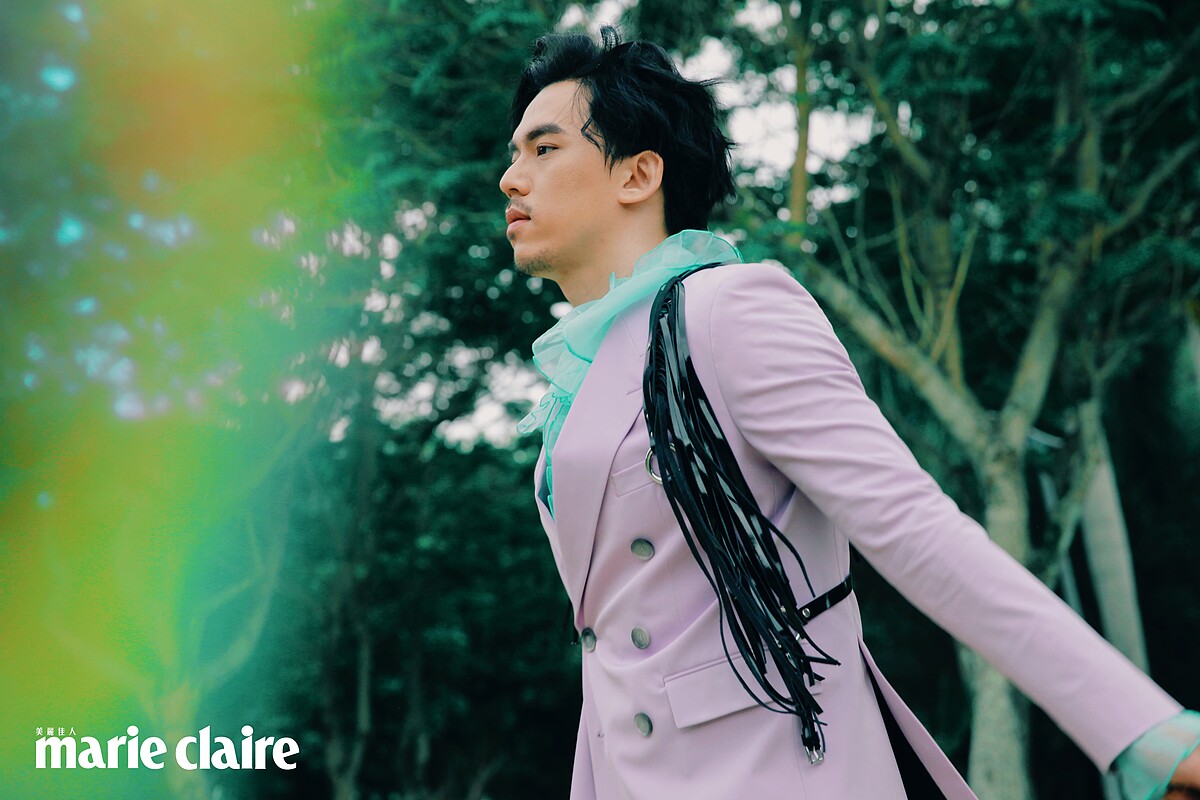 紫色雙排釦西裝外套、粉色長褲，both by BOSS；黑色流蘇胸甲，Vivienne Westwood；藍綠色荷葉邊襯衫，SABRINA HSIEH。