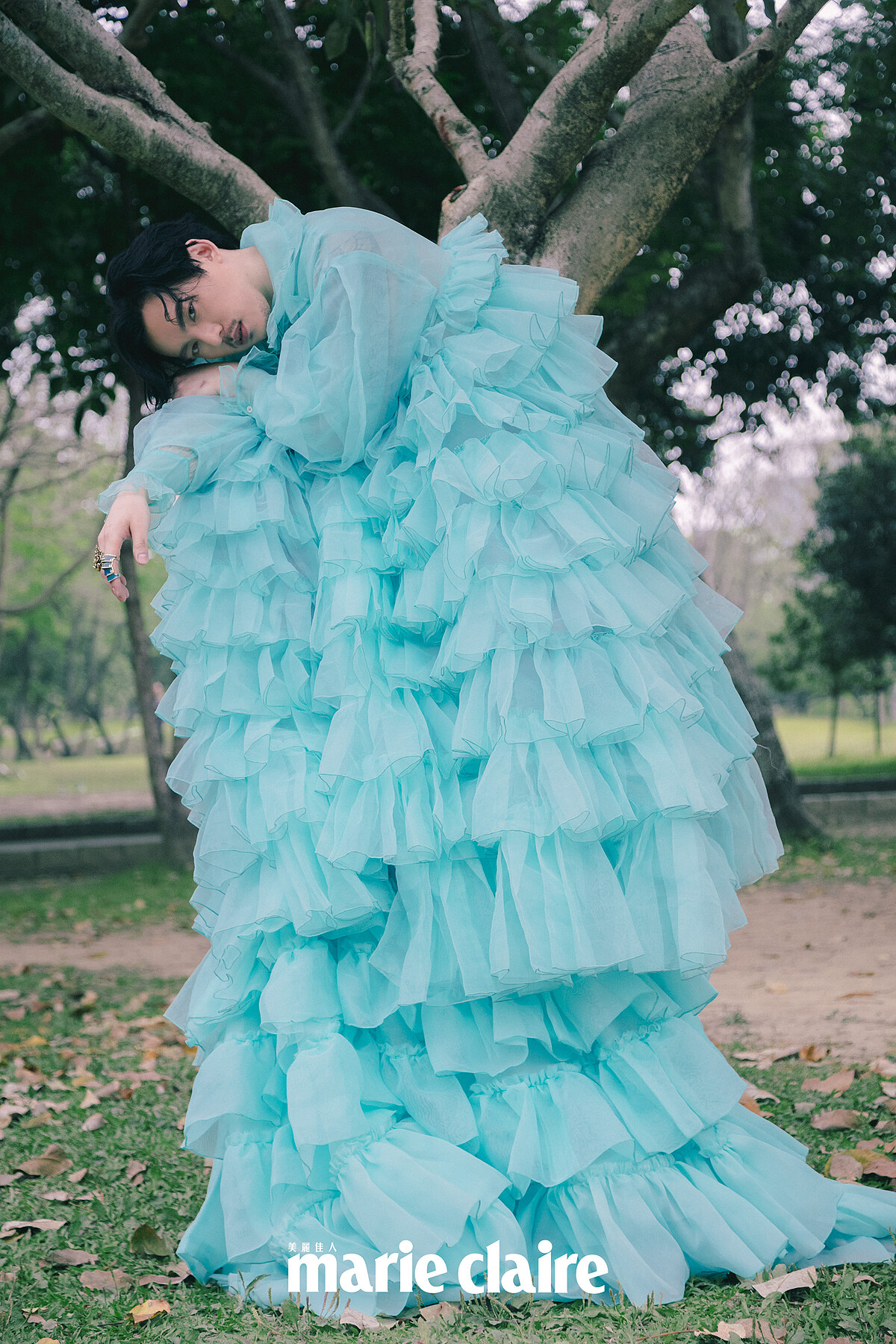 藍綠色千層紗禮服，SABRINA HSIEH。