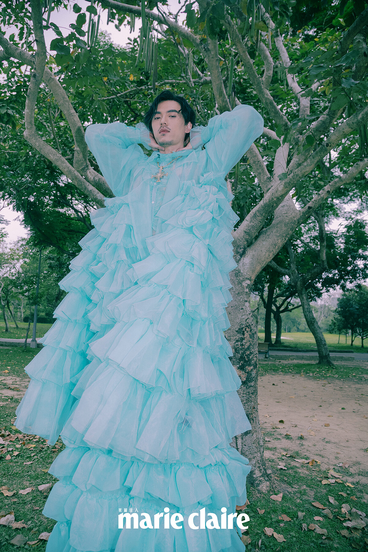 藍綠色千層紗禮服，SABRINA HSIEH。