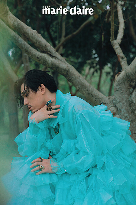 藍綠色千層紗禮服，SABRINA HSIEH。