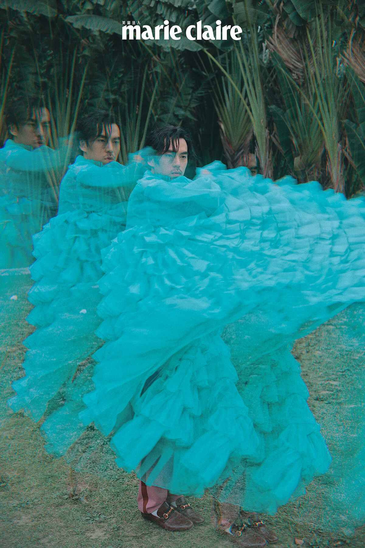 藍綠色千層紗禮服，SABRINA HSIEH；粉色長褲，BOSS；馬蹄環釦樂福鞋，Gucci。