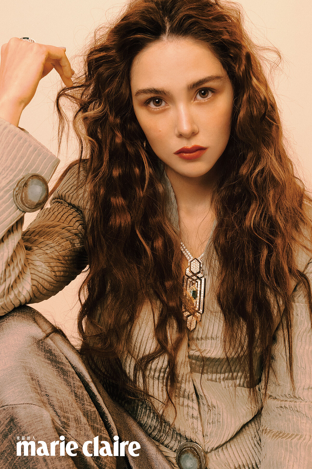 綠色西裝外套、灰色長褲，both by Giorgio Armani。CRAVATE &Eacute;MERAUDE 祖母綠珠寶領帶，Boucheron。