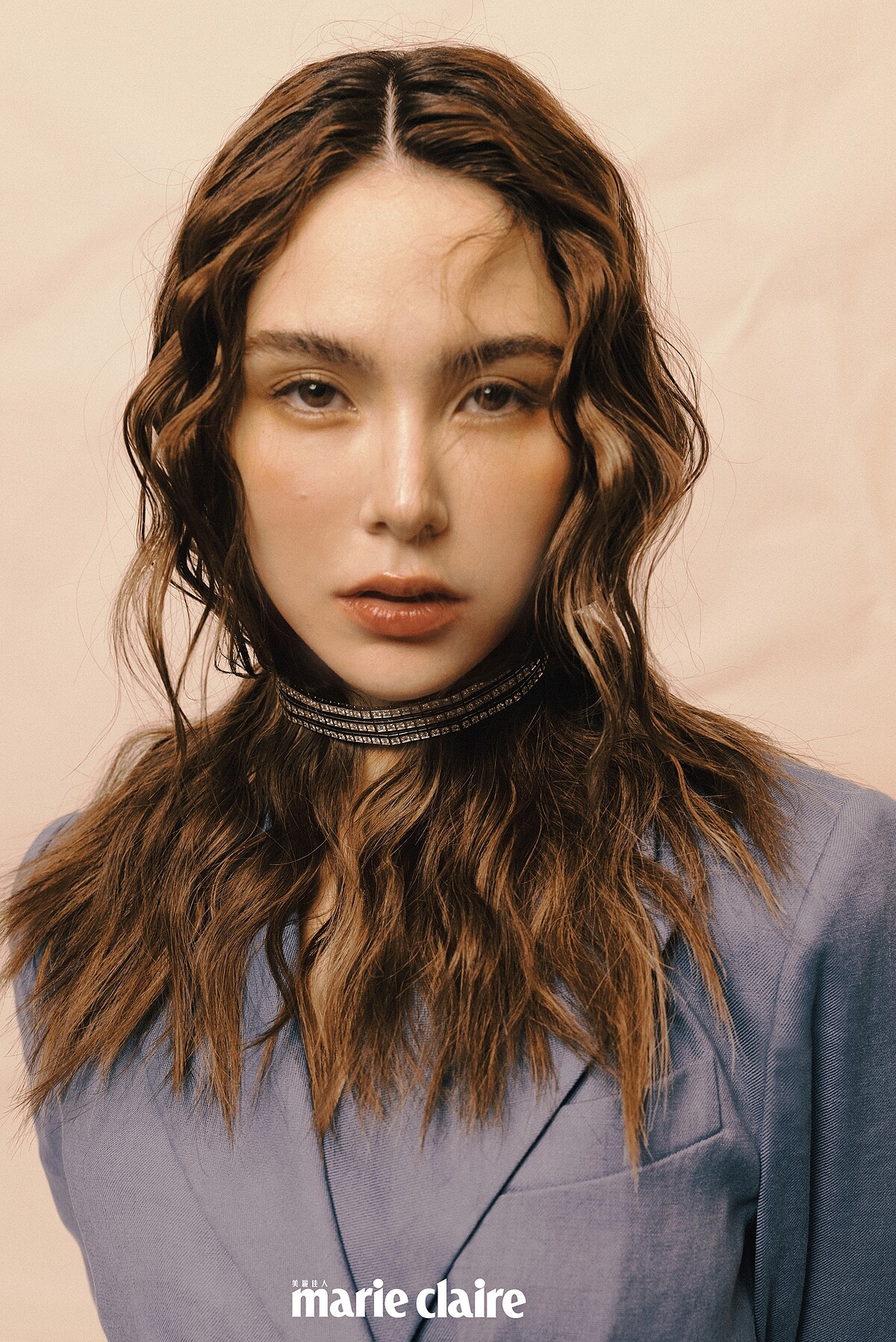 藍色雙排釦西裝外套、西裝褲，both by Brunello Cucinelli。RUBAN LISER&Eacute; 鑽石頸鍊，both by Boucheron。