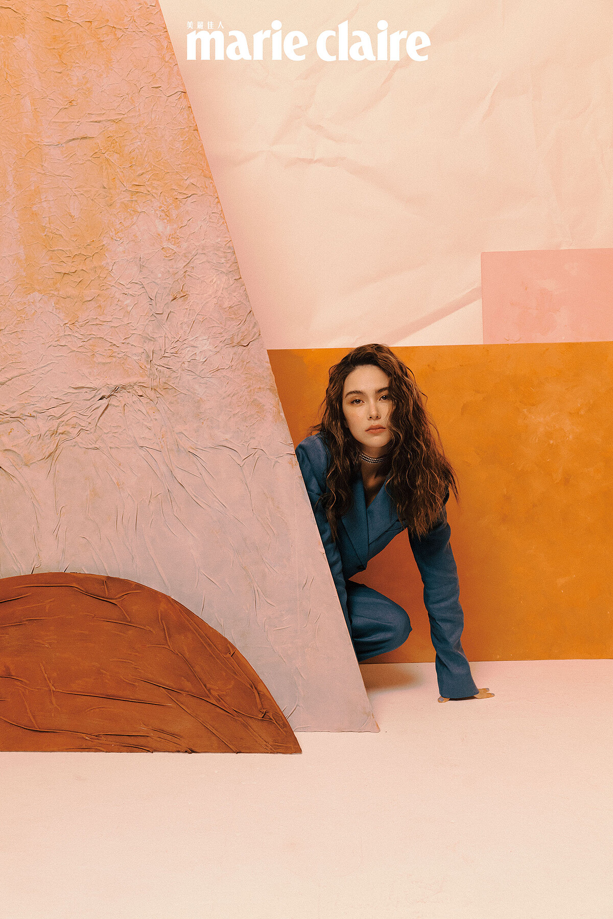 藍色雙排釦西裝外套、西裝褲，both by Brunello Cucinelli。RUBAN LISER&Eacute; 鑽石頸鍊，both by Boucheron。