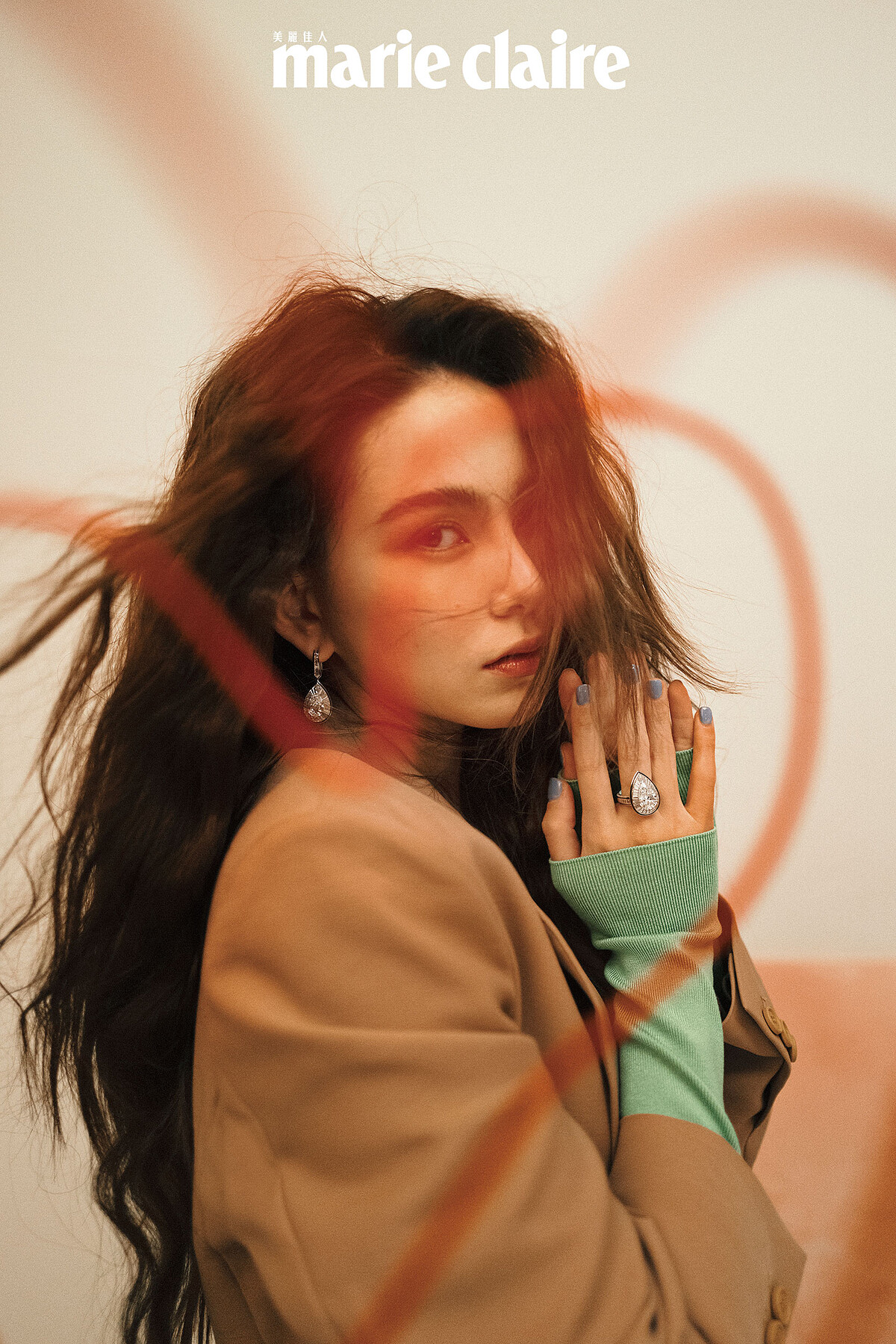 青綠色針織衫、駝色西裝外套，both by Boss。LISER&Eacute; DIAMANTS 鑽石織緞吊墜耳環、LISER&Eacute; DIAMANTS 鑽石織緞戒指，both by Boucheron。