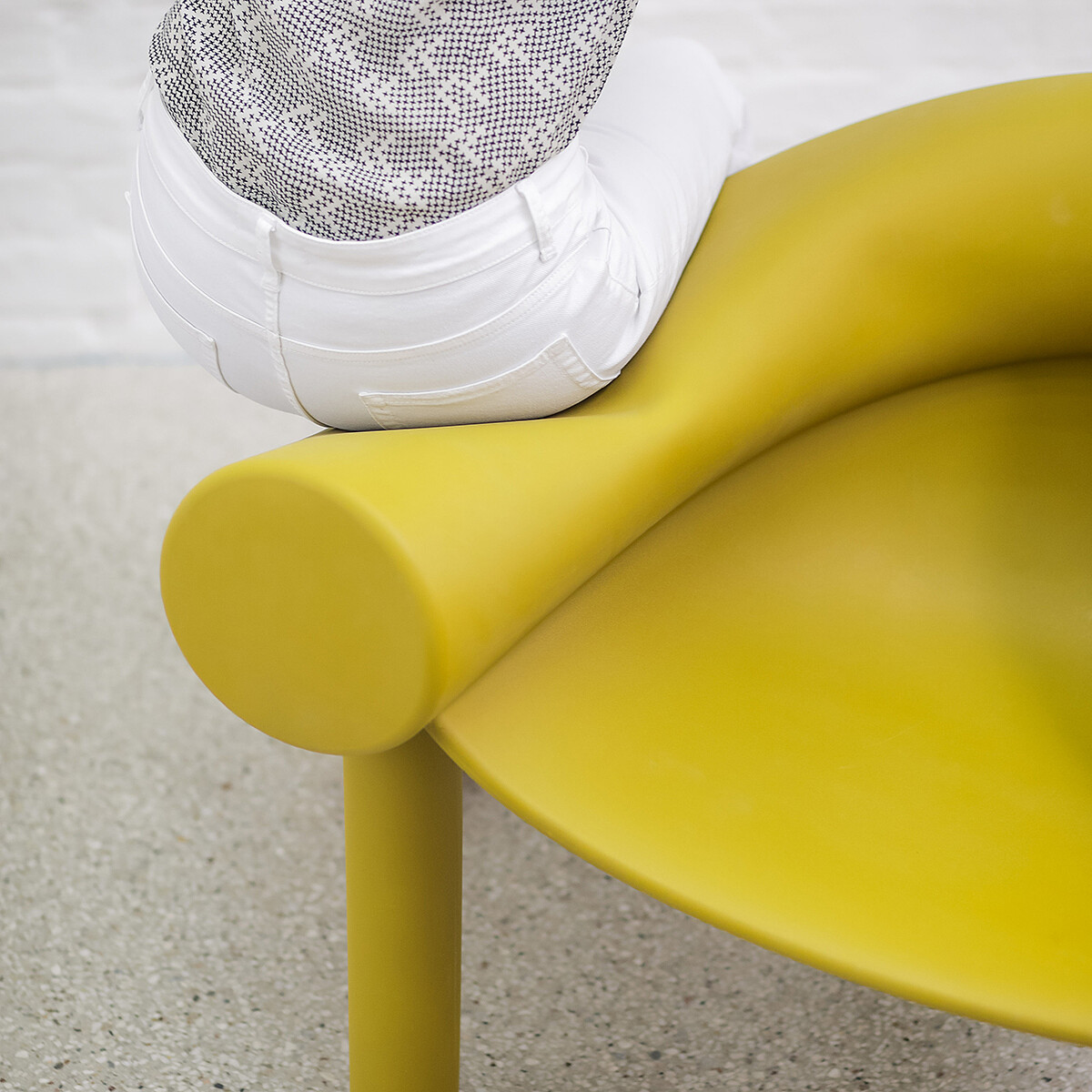 扶手兼椅背採水管繞形。