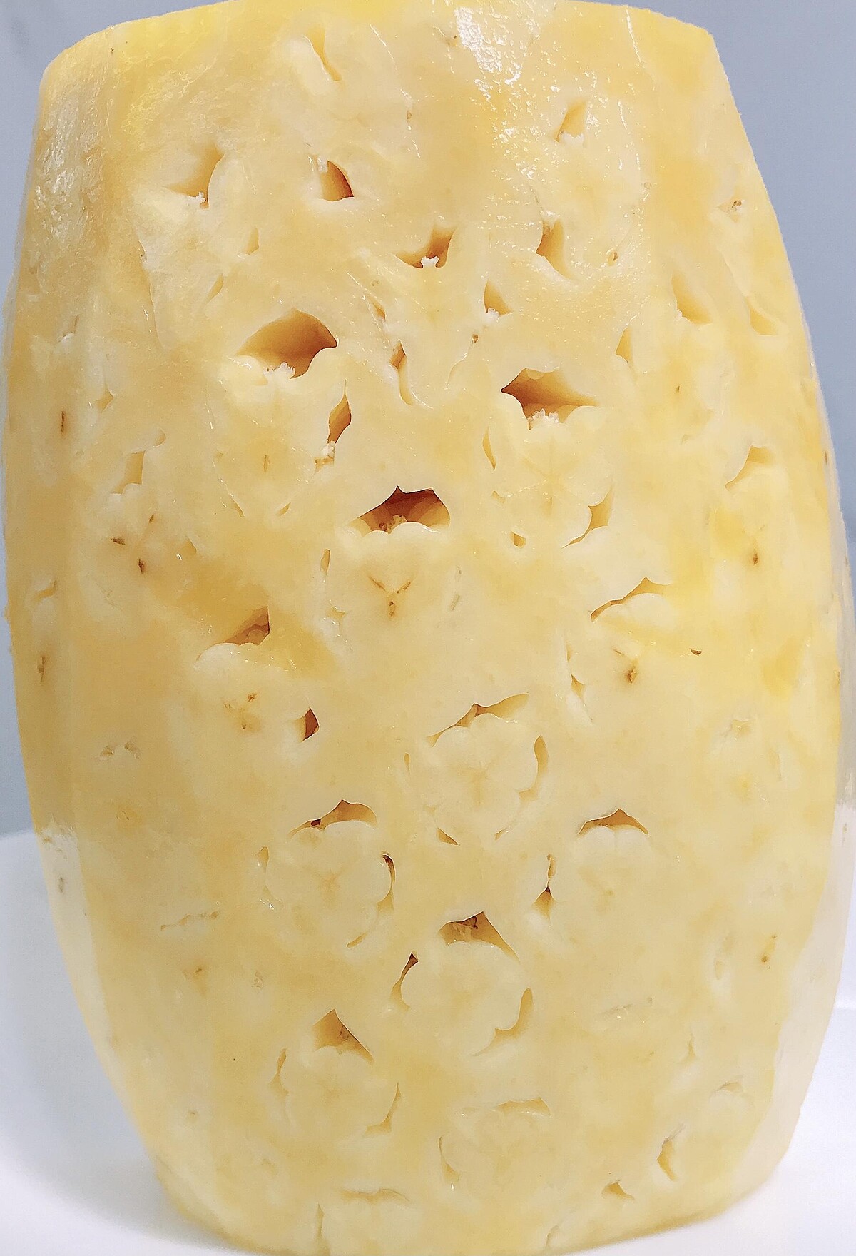 鳳梨芽眼內有細刺，沒削乾淨可能會有刮舌感。