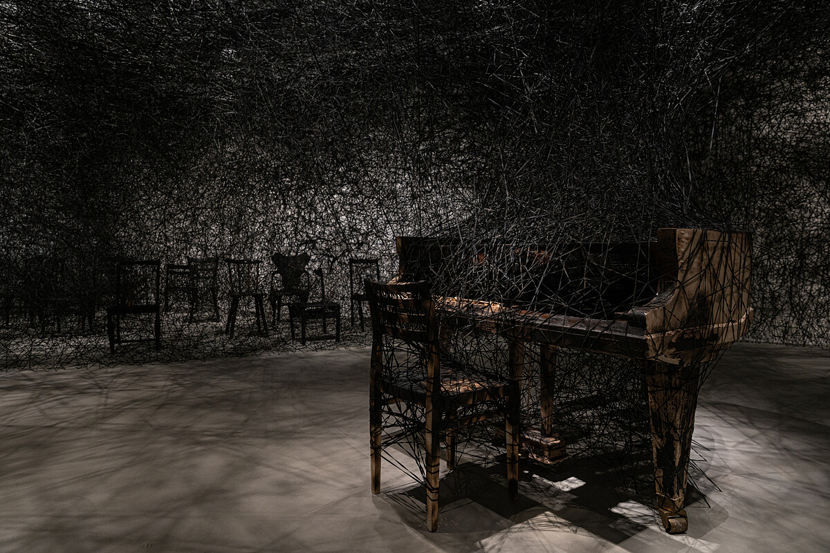 塩田千春，《靜默中》，2002/2021