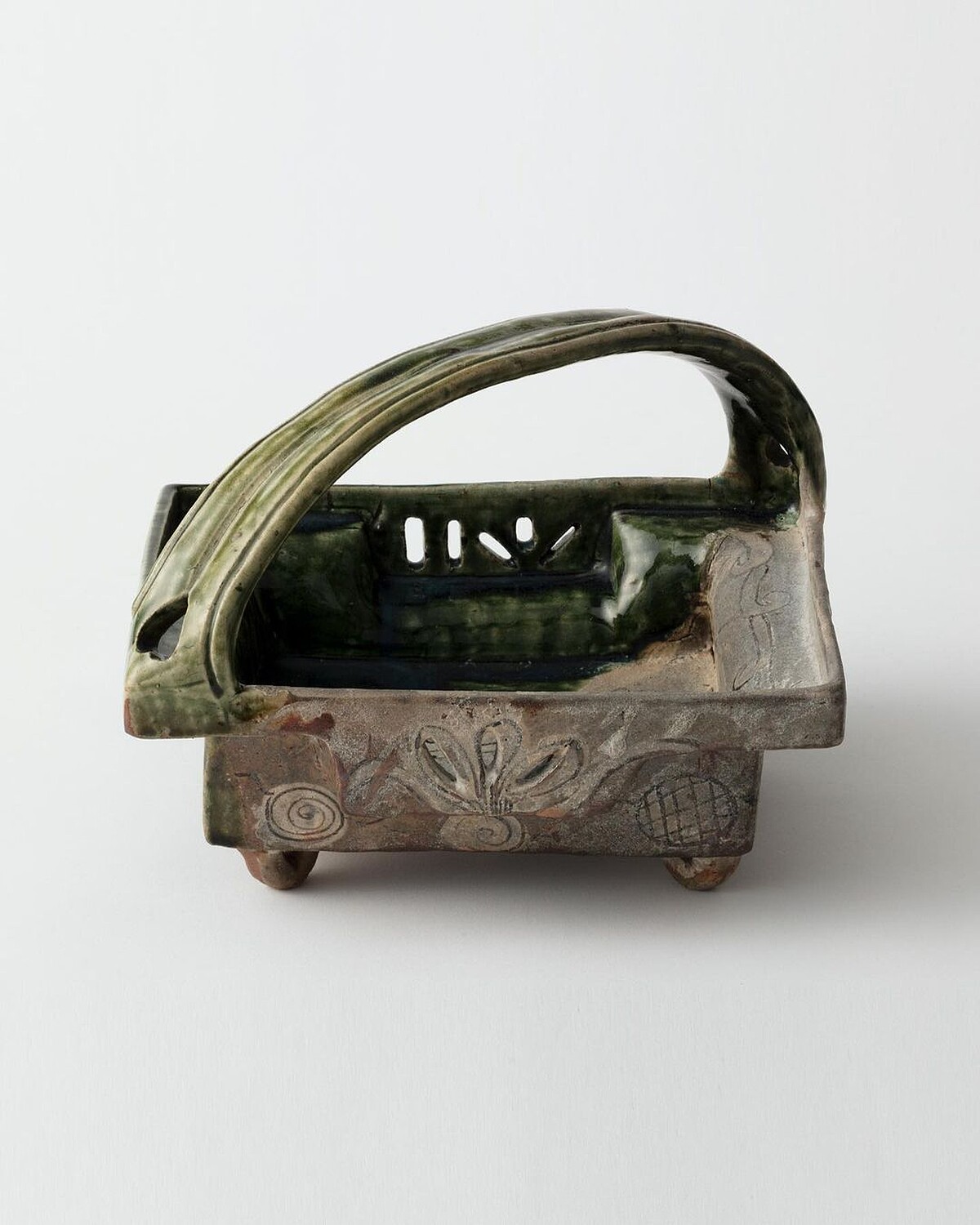 前澤友作以收藏的日本織部燒陶器作為訂製車款靈感