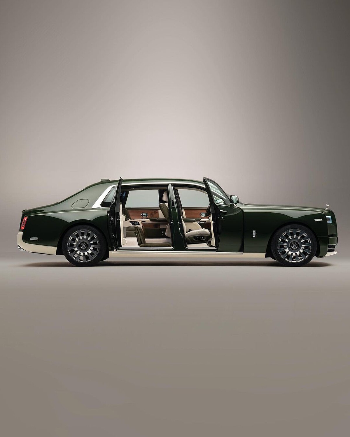 全車從烤漆到內裝都以陶器的釉綠色為主調,搭配上一點氣質的奶油白相稱