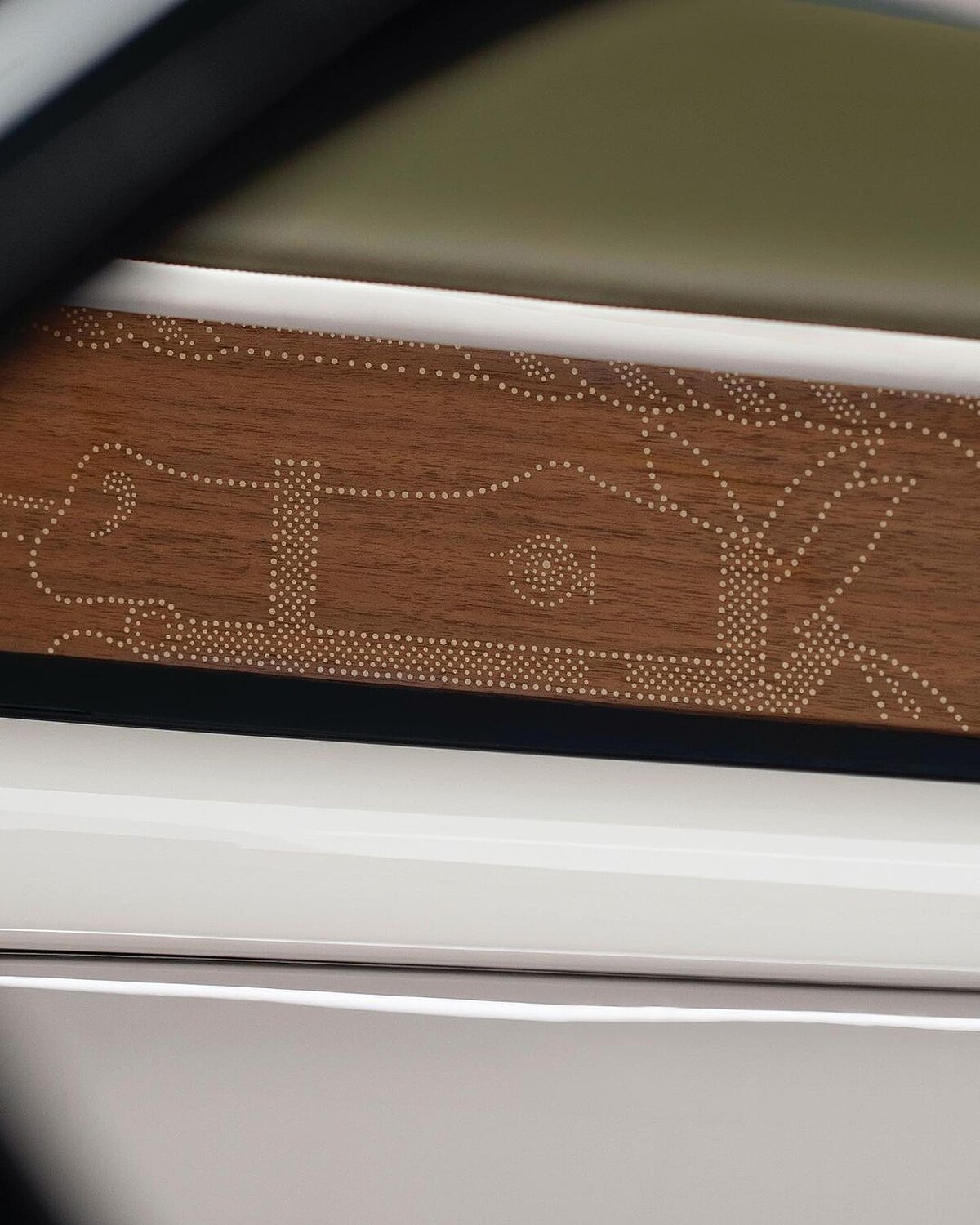 皇家核桃木木材刻有Hermès代表性馬術圖騰