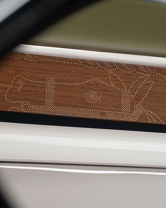 皇家核桃木木材刻有Hermès代表性馬術圖騰