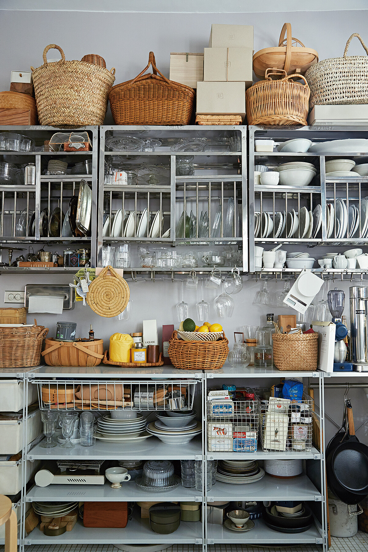 跟先生 Kaven 都很喜歡位於哥本哈根的 Atelier September 咖啡廳的陳列，尤其是咖啡廳吧台後方的不鏽鋼收納層架，他們上網搜尋來源後下單買回家，這排有份量的不鏽鋼陳列架是廚房視覺重心。