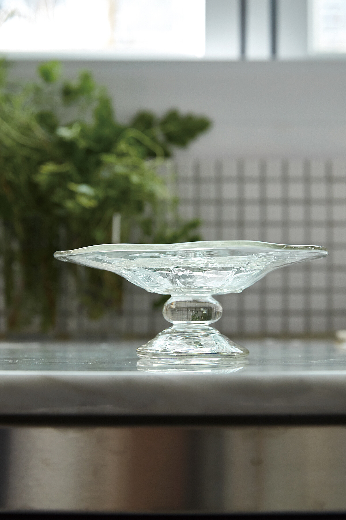 蒐集了許多高盤，Grace 常常應用在宴客時候，美觀外，也輕易夾取，此款玻璃高檯為日本作家安土草多的作品。