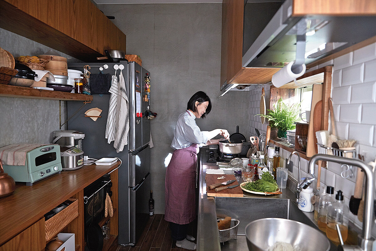 哈利的廚房是最常見的一字型廚房,動線相當清楚明瞭,櫃體採一致的木色材質飾板,雖然物件很多,看起來卻起來十分清爽。