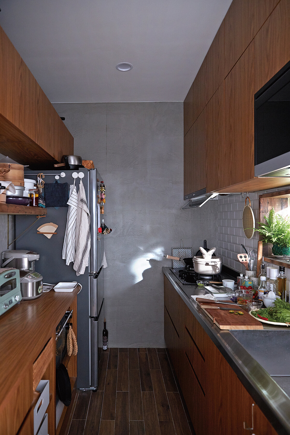 站在跟外婆、媽媽一樣的地方切菜煮食，小小的檯面她更加善加利用排列瓶罐與道具，看得出來花費了不少心思規劃。