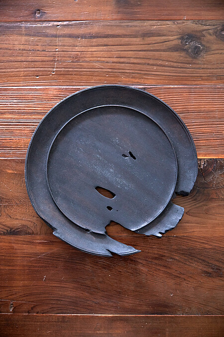 台灣作家「山色製物」的黑色木盤,特別設計成看起來不完整的模樣對她來說就是殘缺的美感,加上黑色的木盤也很少見,是近期最喜歡的器物。