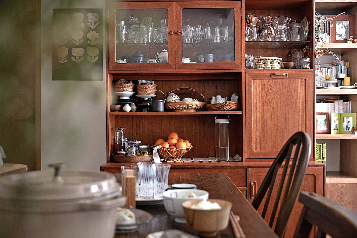 放在餐桌旁的餐具櫃，是餐廳裡最顯眼的大型家具，是老件櫃體，裡頭有尺寸較大的盤子或是適合拍照的款式。