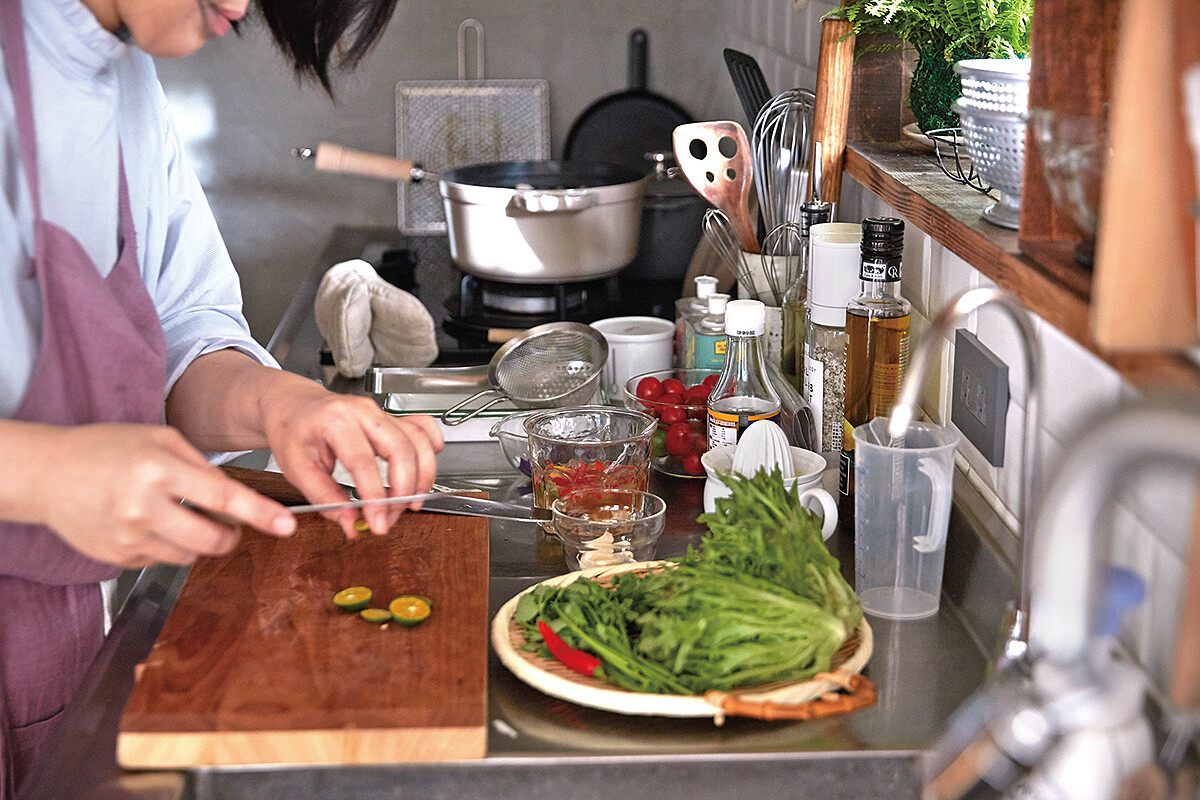 哈利俐落的的各種動作,十分熟悉做菜的要領。