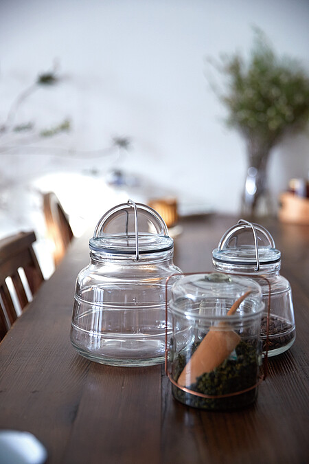 丹麥知名品牌 Holmegaard Scala 系列玻璃密封罐,與日本選物店 Scope 合作販售,目前只有日本才可購得,前方是美國玻璃藝術家 Peter Ivy 最受歡迎的玻璃罐,買東西的前提是要好看,如果櫃子擺不下,就算擺出來也不覺得奇怪。