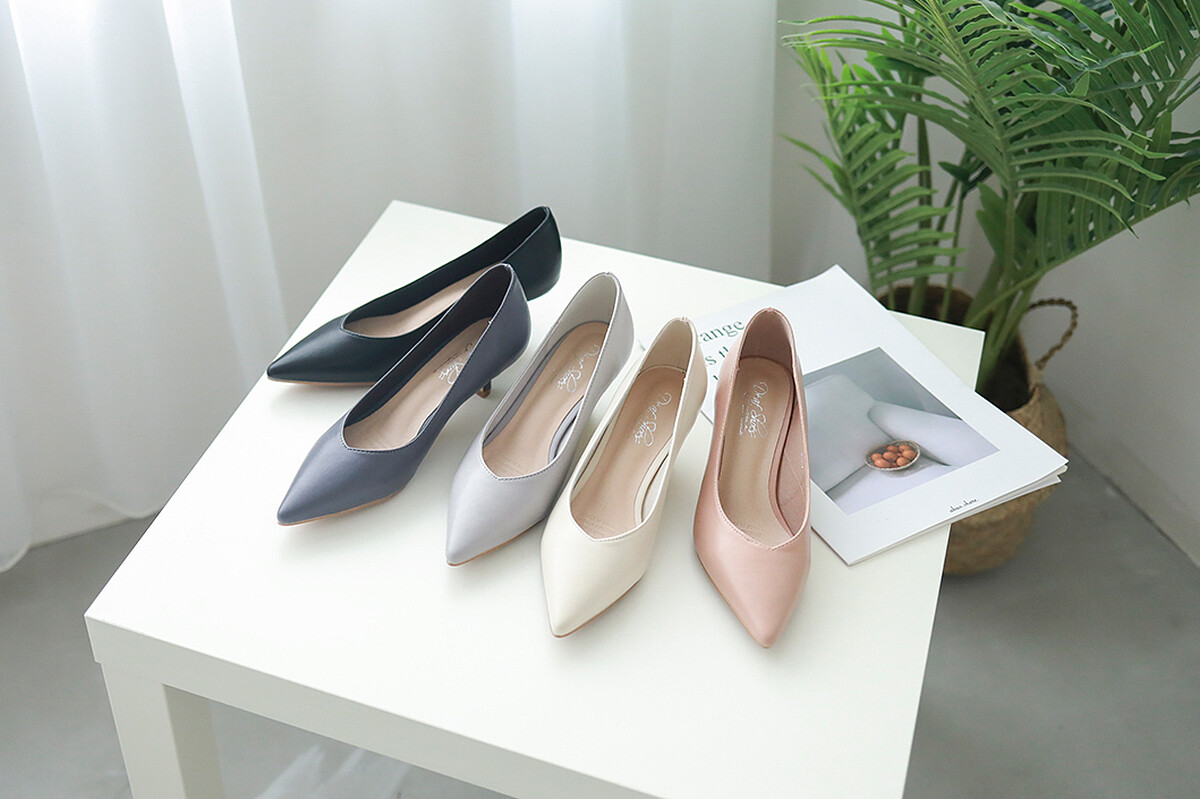 素面尖頭小V口中跟鞋 各NT1280