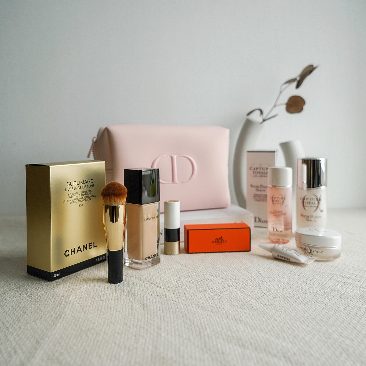 於0503-0505至D+AF官網單筆消費滿NT$1,388再抽香奈兒頂級保養系粉底、Dior逆時能量精華組及愛馬仕唇膏，這個春夏就用D+AF為妳的造型增添迷人時尚風采吧！