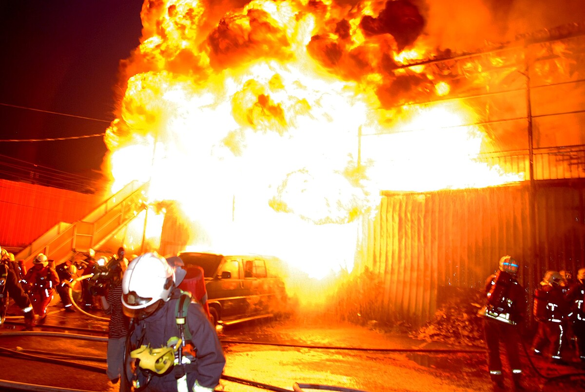 ▲導演帶領團隊跟著打火英雄們一起出勤，親身感受消防員的艱辛。（圖 / 翻攝自《火神的眼淚》官方FB粉絲專頁）