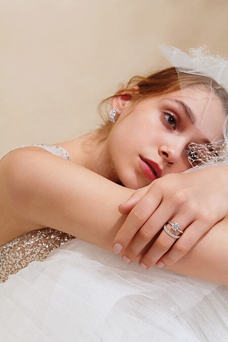 Aerial Regal白K金鑽石耳環、DLight鉑金鑽石戒指 主鑽約1ct、DLight白K金鑽石線戒。