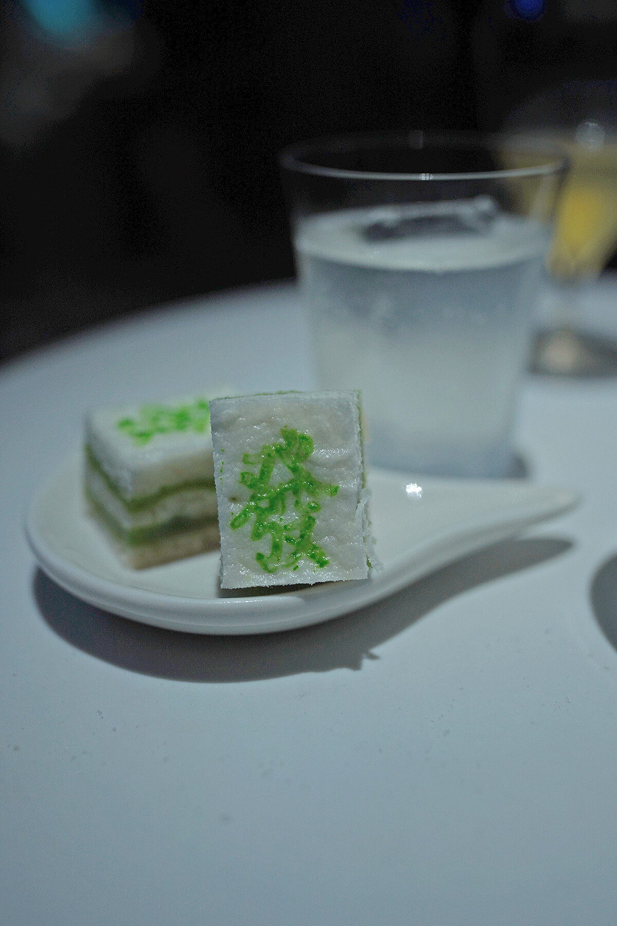 器皿也別有用心,取「麻雀」之音,用鳥狀的小皿。