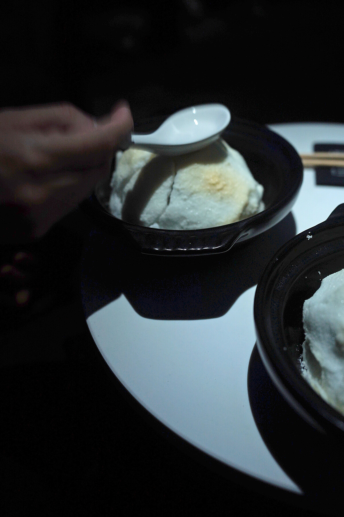 煲仔飯十分費工,外層包裹了厚厚一層鹽塊,必須敲碎才能打開荷葉裡頭包裹著的飯體。