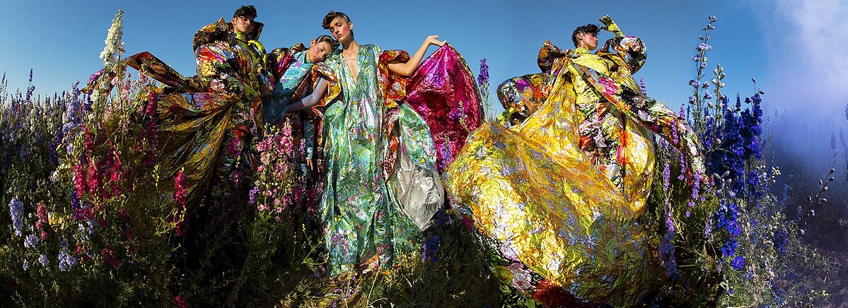 蒂姆．沃克「雲朵9」系列作品，拉迪卡．奈爾、尚特爾．庫爾卡尼與基蘭．肯德拉；時裝：Richard Quinn；伍斯特郡珀肖爾鎮2018。 圖片來源：Tim Walker Studio