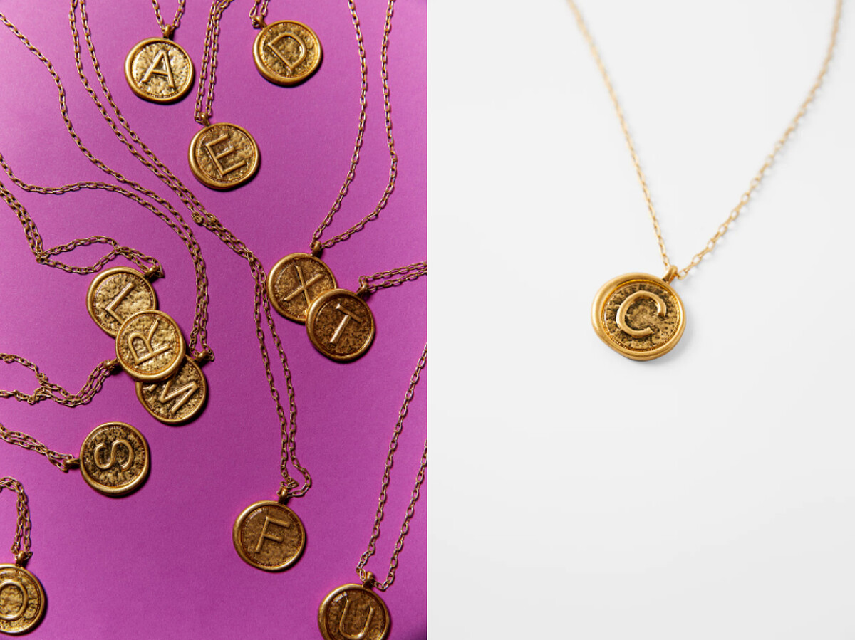 字母圓牌吊飾項鍊，售價NT$650