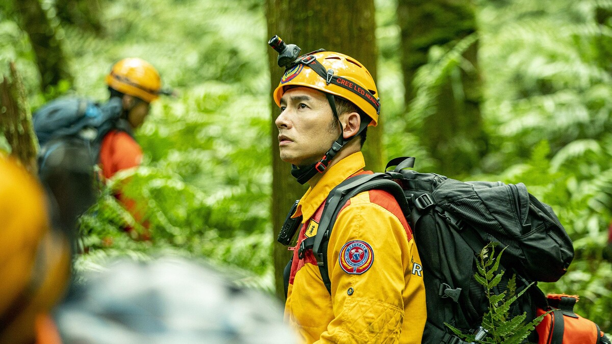 ▲ 溫昇豪在劇中還要進入山區搜尋。（圖 / 公共電視、myVideo提供）