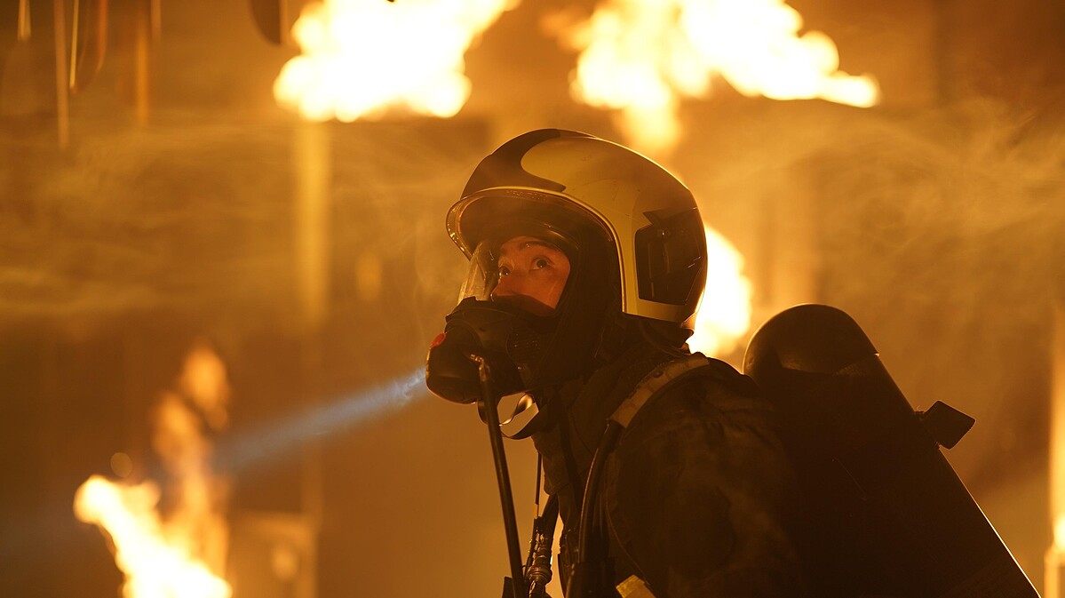 ▲劉冠廷為戲進入上千度的燃燒櫃模擬火場搜救 。（圖 / 公共電視、myVideo提供）