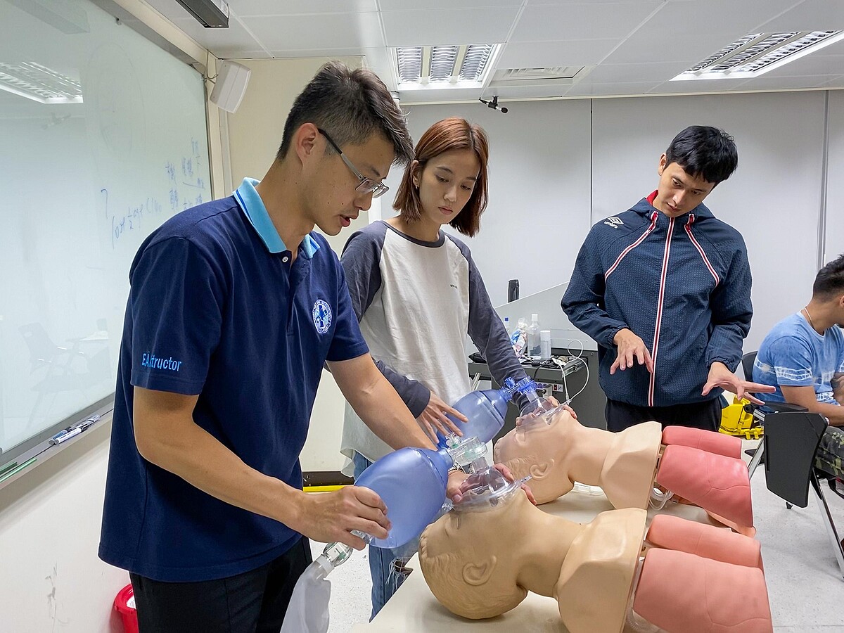 ▲陳庭妮、劉冠廷事前做足救護功課。（圖 / 公共電視、myVideo提供）