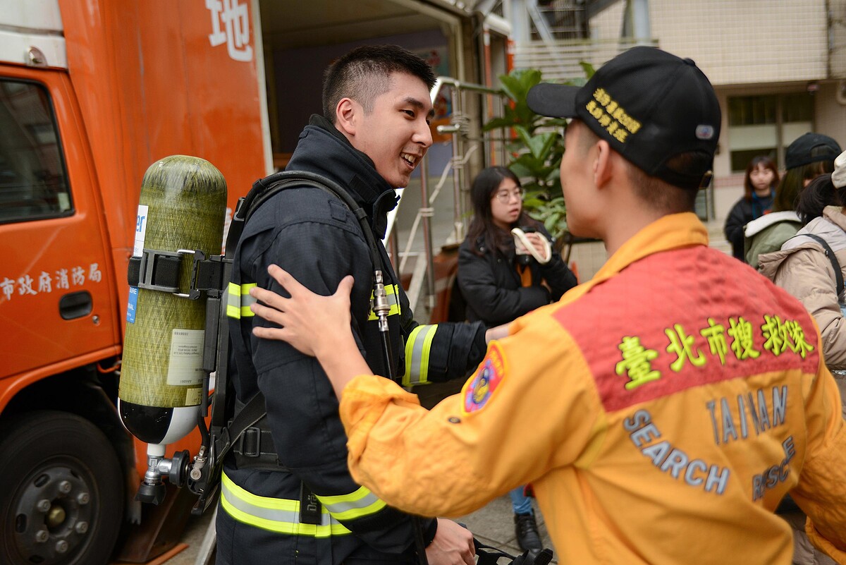 ▲胡釋安第一次拍攝火場戲後輕微中暑與脫水 。（圖 / 公共電視、myVideo提供）