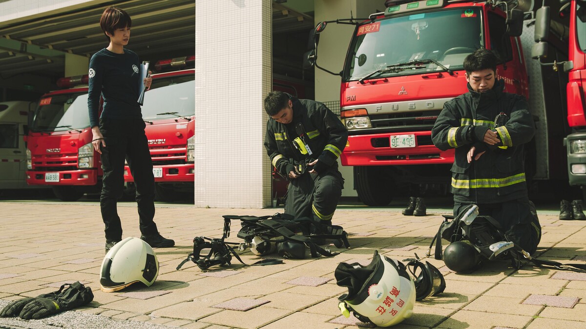 ▲陳庭妮在劇中是操練學弟謝章穎、胡釋安的「魔鬼學姐」。（圖 / 公共電視、myVideo提供）