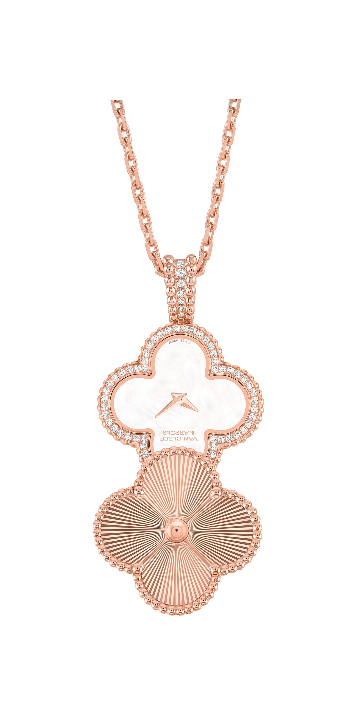 Alhambra神秘吊墜錶_玫瑰金、璣鏤雕花玫瑰金、鑽石、白色珍珠母貝錶盤、石英機芯_建議售價: 約新台幣 610,000元