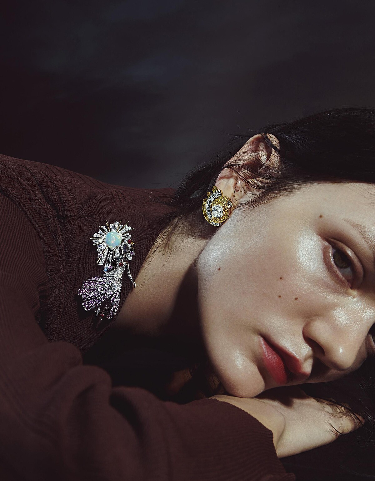 Sous Les &Eacute;toiles 頂級珠寶系列 D&eacute;esse Mercure 胸針，18K白金與黃金，鑲嵌圓形切割白色蛋白石、紅寶石、粉紅色藍寶石和鑽石；Amour Solaire 耳環，18K黃金鑲嵌枕型切割鑽石、黃色鑽石及鑽石，both by Van Cleef & Arpels。洋裝，Sandro。